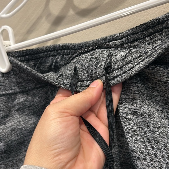 UNDER ARMOUR EUC grey heat gear technology athletic shorts size S - Picture 3 of 4